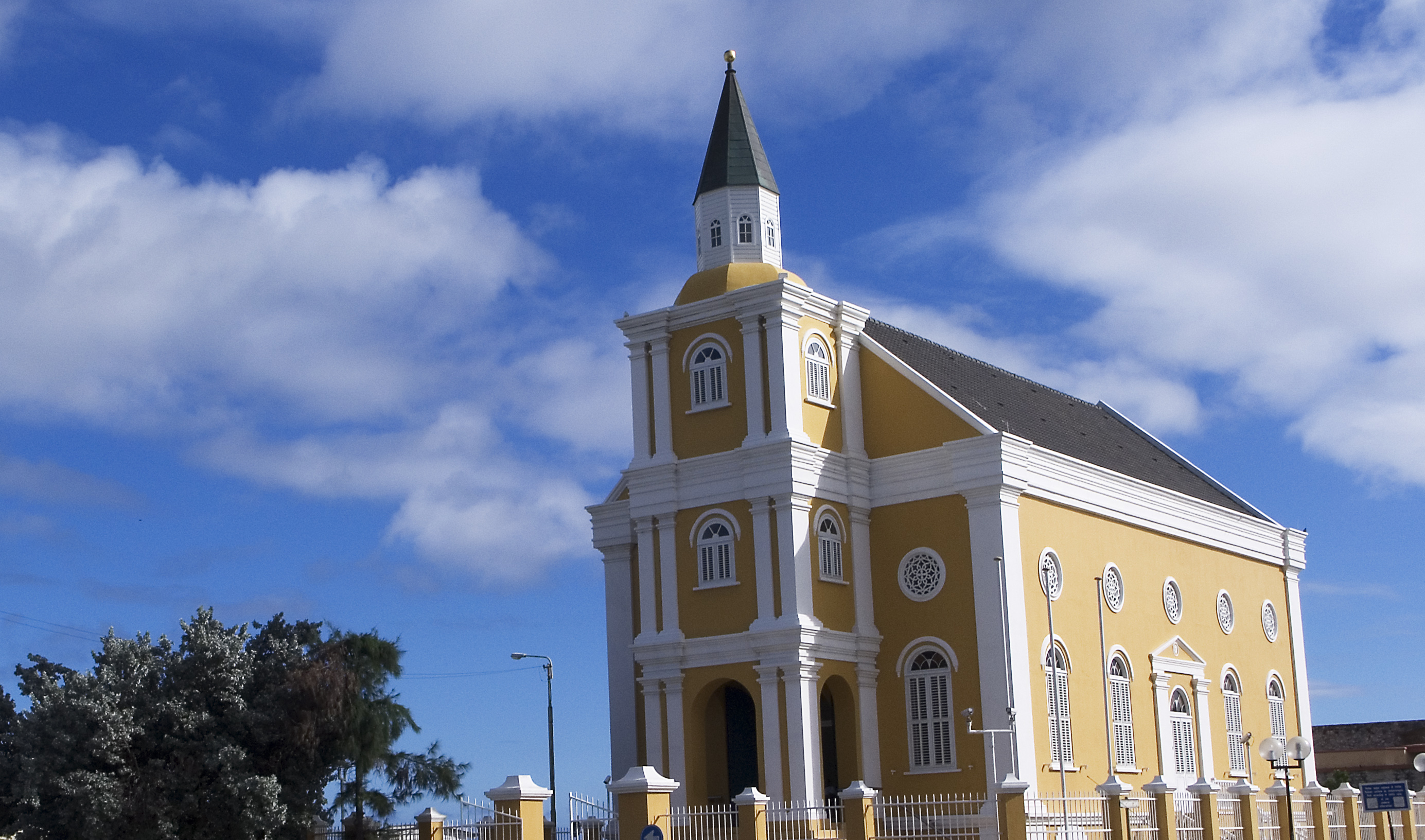 gal/CuracaoFeb09/Willemstadt_Church.jpg